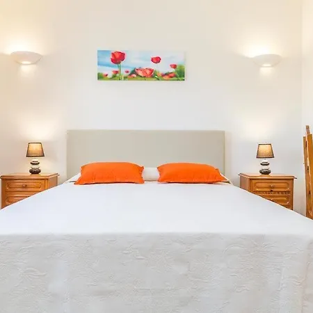 Villa Sleeps 6 With Pool Air Con And Wifi *