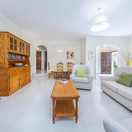 Sleeps 6 With Pool Air Con And Wifi
