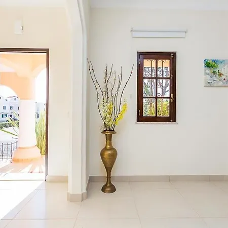 Sleeps 6 With Pool Air Con And Wifi ヴィラモウラ
