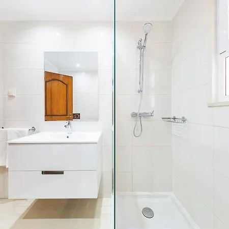 Sleeps 6 With Pool Air Con And Wifi